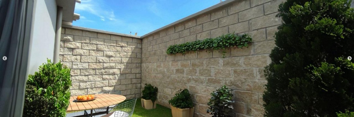 Patio de casa en Conjunto Residencial Kaia Barranquilla con muros de bloque abuzardado Tectónico