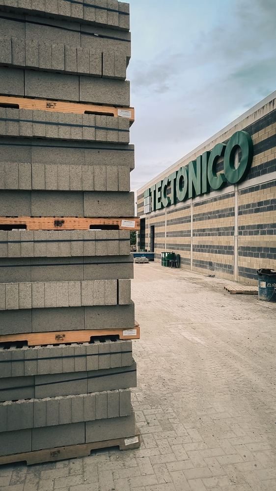 Bloques de concreto Tectónico estibados con etiqueta de lote y código QR
