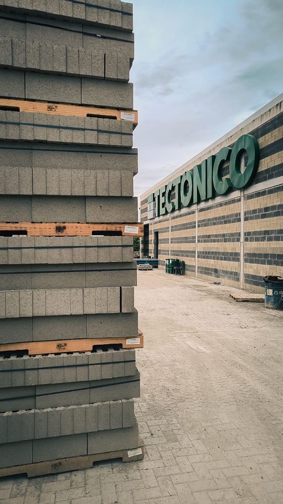 Bloques de concreto Tectónico estibados con etiqueta de lote y código QR