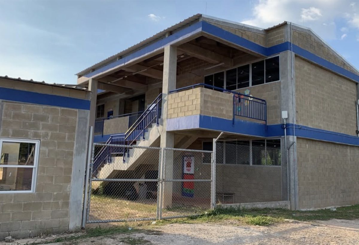 Edificación escolar de dos plantas con muros portantes en bloque estructural de concreto Tectónico