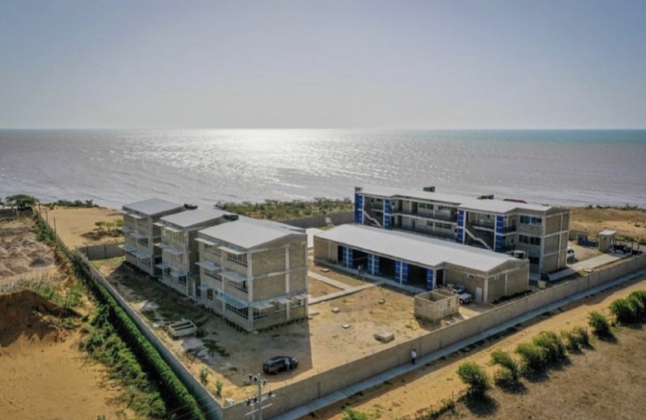 Institución Educativa Familia de Nazareth en Riohacha, frente al mar Caribe, construida con bloques de concreto Tectónico