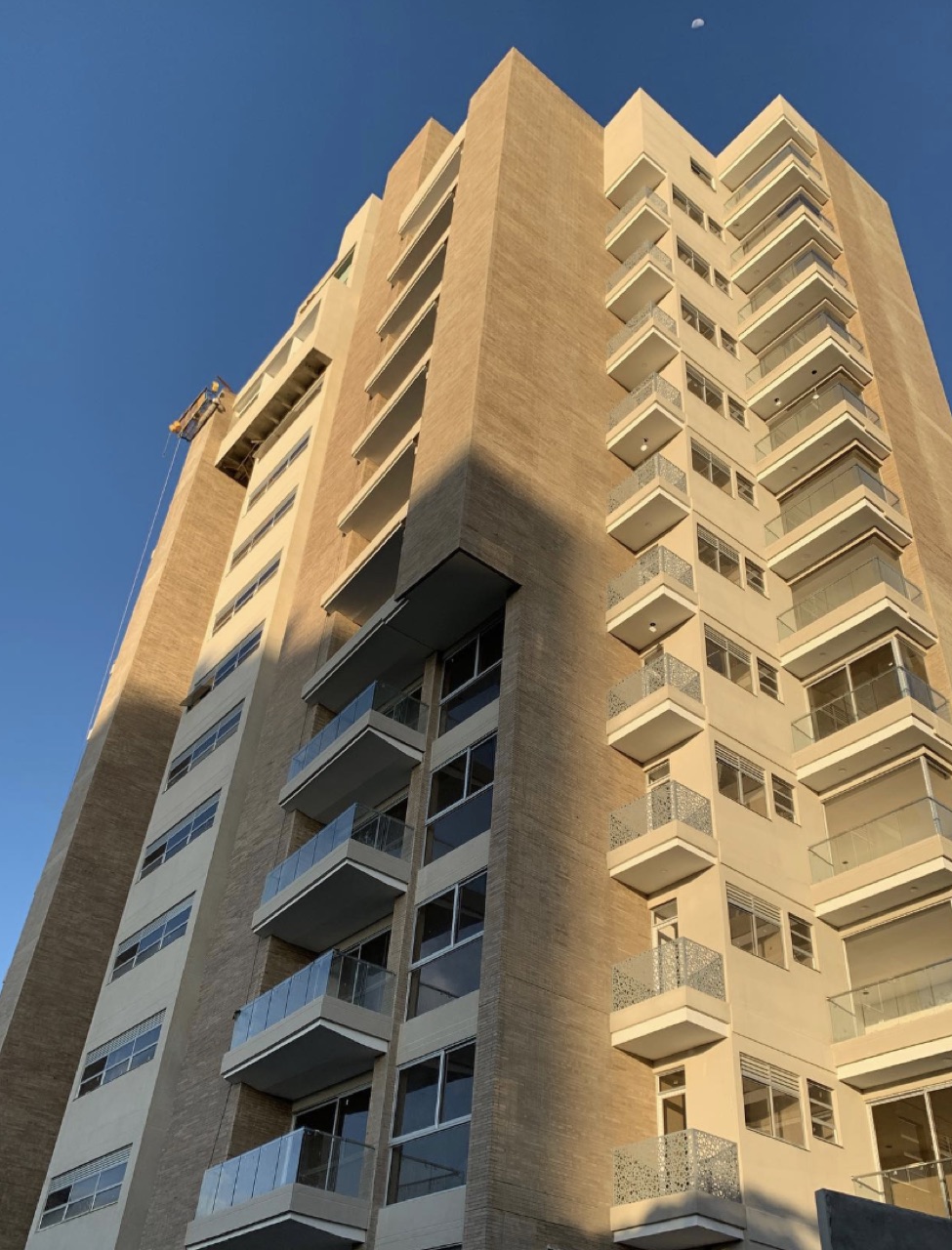 Fachada en bloque de concreto a la vista y celosía del edificio Gaudí en Sincelejo