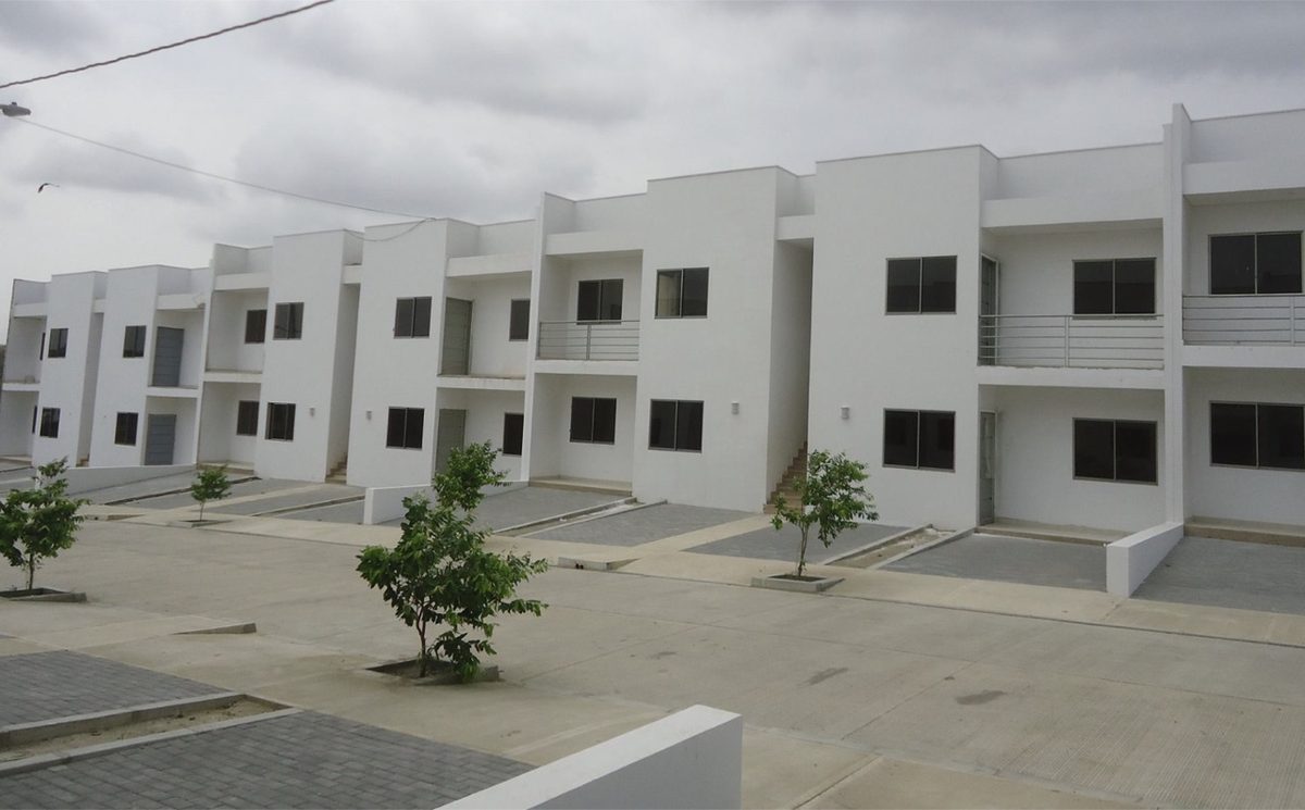 Urbanización Los Rosales en Sincelejo, viviendas de dos plantas construidas con bloques de concreto Tectónico