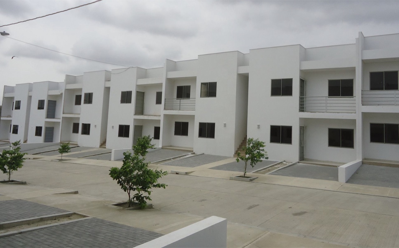 Urbanización Los Rosales en Sincelejo, viviendas de dos plantas construidas con bloques de concreto Tectónico