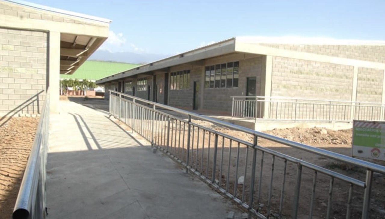Megacolegio en San Diego, Cesar, cerca de Valledupar, construido con bloques de concreto a la vista Tectónico