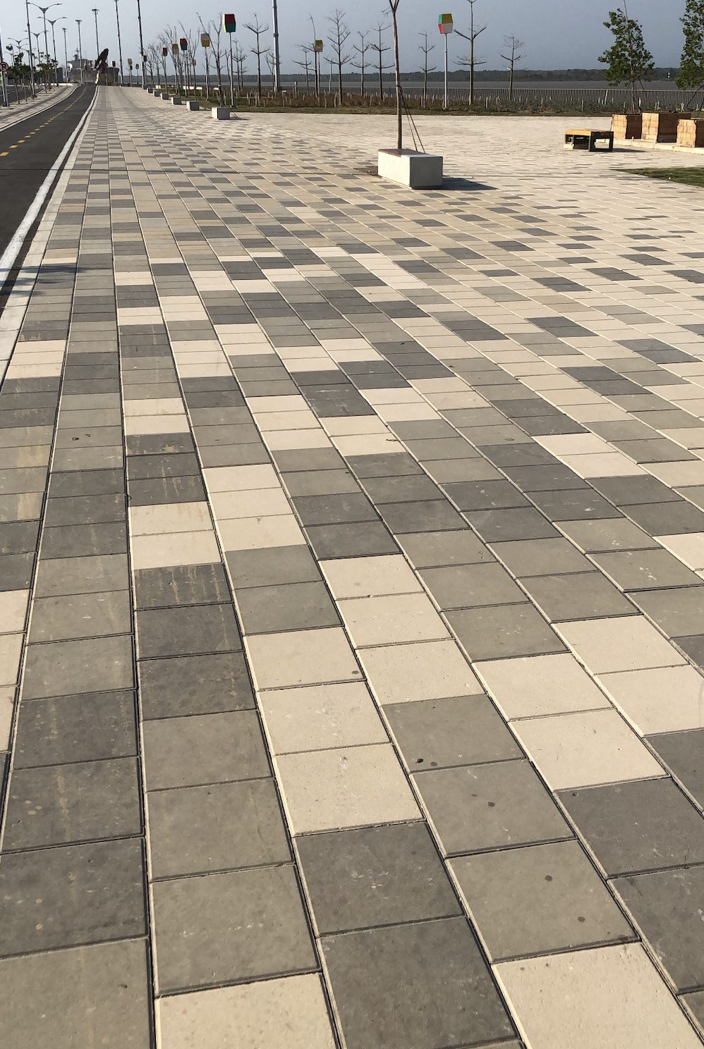 Losetas de concreto bicolor en damero, Gran Malecón del Río de Barranquilla