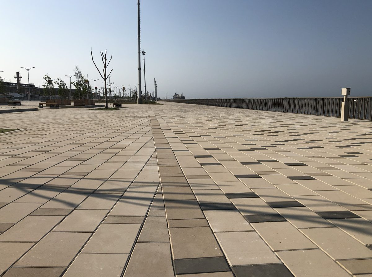 Paseo del Gran Malecón del Río de Barranquilla pavimentado con losetas de concreto Tectónico