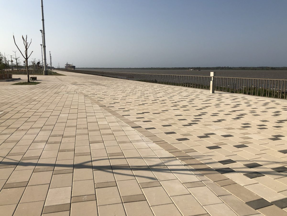 Gran Malecón del Río de Barranquilla, paseo junto al río con losetas Tectónico