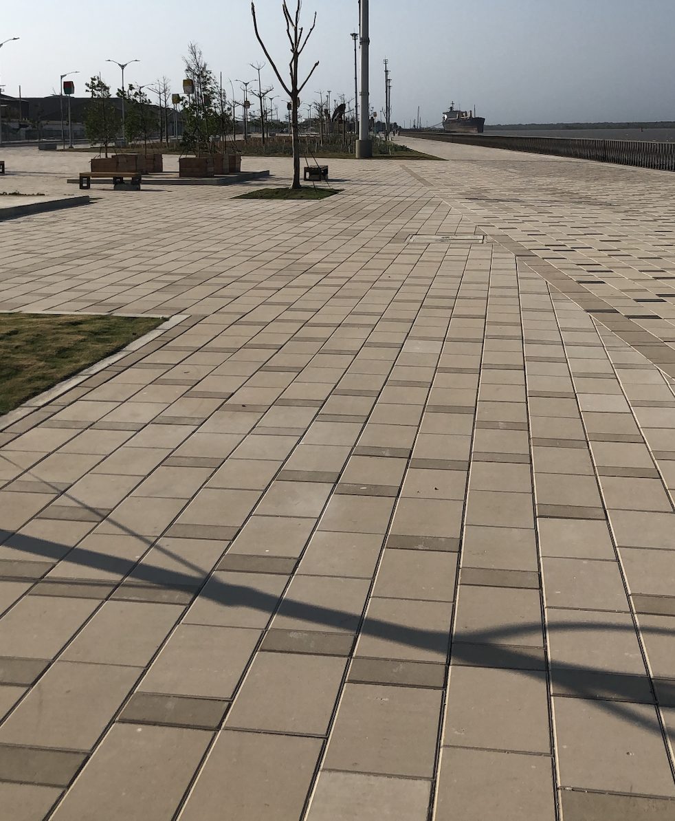 Paseo peatonal del Gran Malecón con losetas de concreto Tectónico en combinación de colores