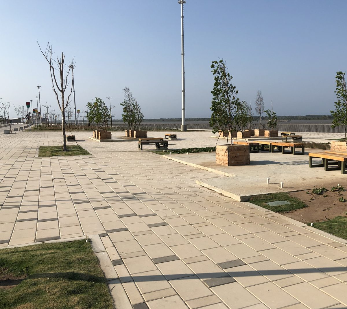 Zona de bancas del Gran Malecón con losetas de concreto