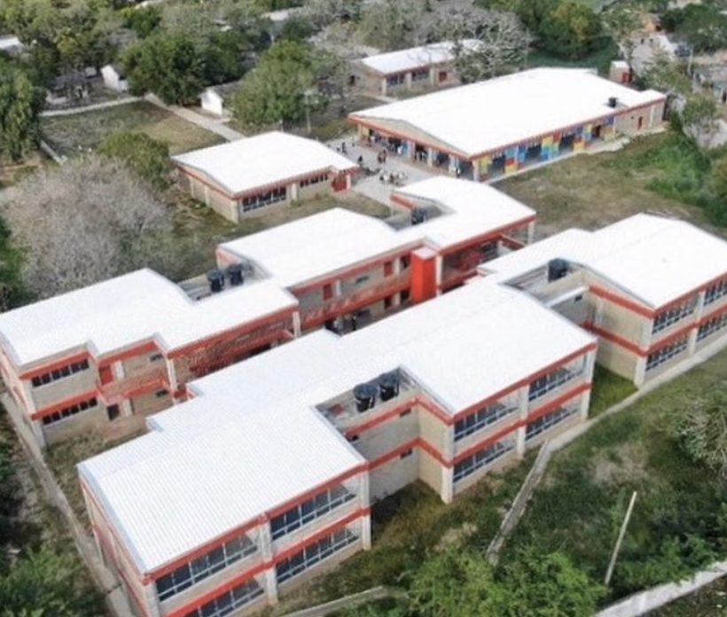Vista aérea de megacolegio del Caribe con varios bloques de dos plantas en bloque de concreto a la vista