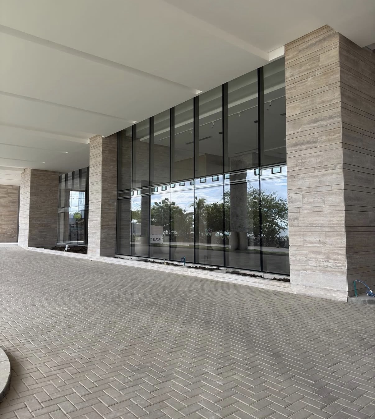 Adoquines en edificio comercial