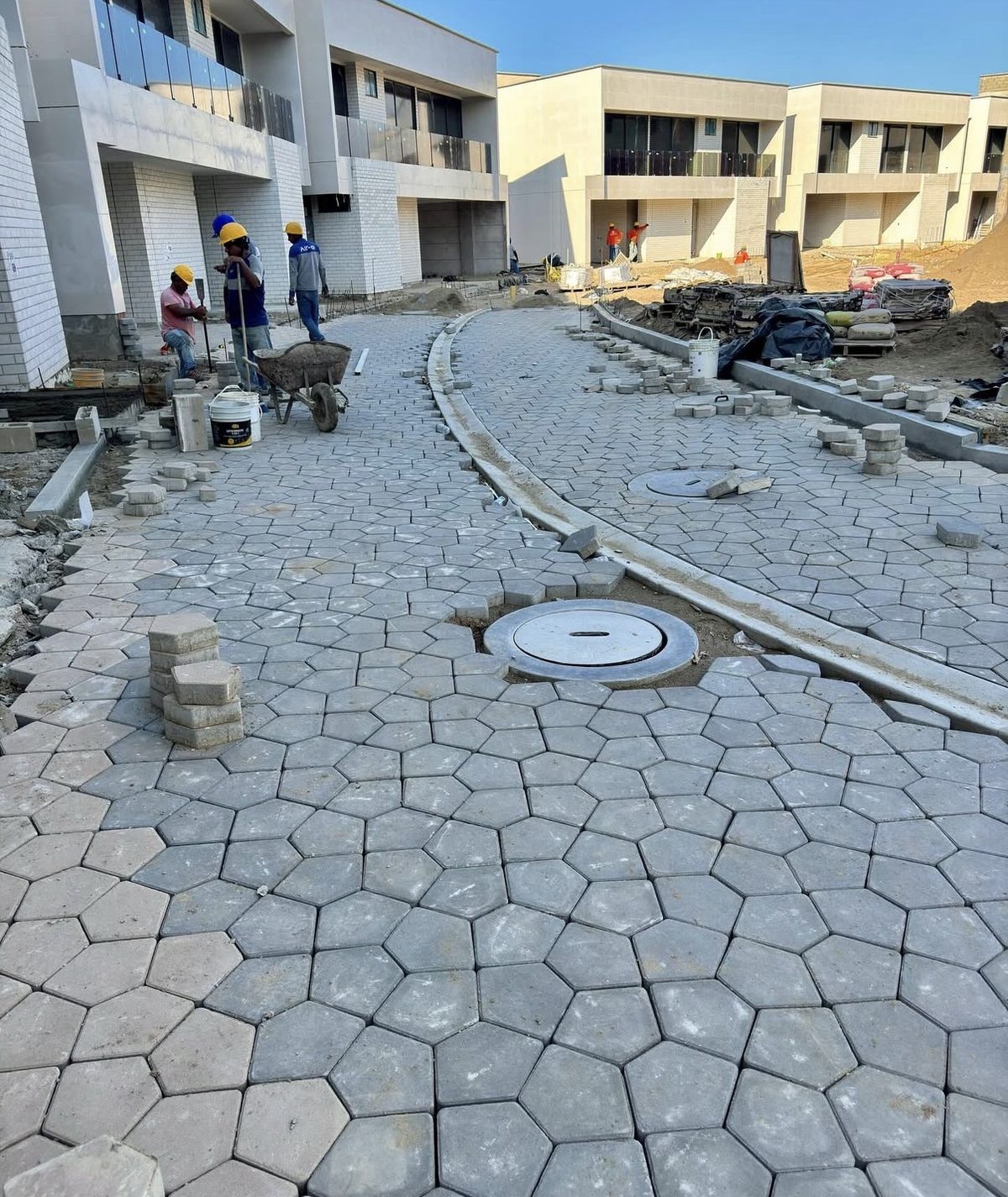 Adoquín peatonal pentagonal 60 mm Tectónico instalado en Conjunto Residencial Santa Bárbara