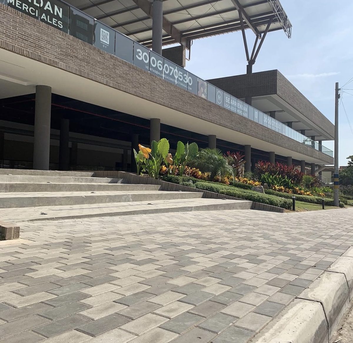 Centro Comercial Le Meridien Barranquilla - Adoquines peatonales Tectónico en diferentes tonos de gris