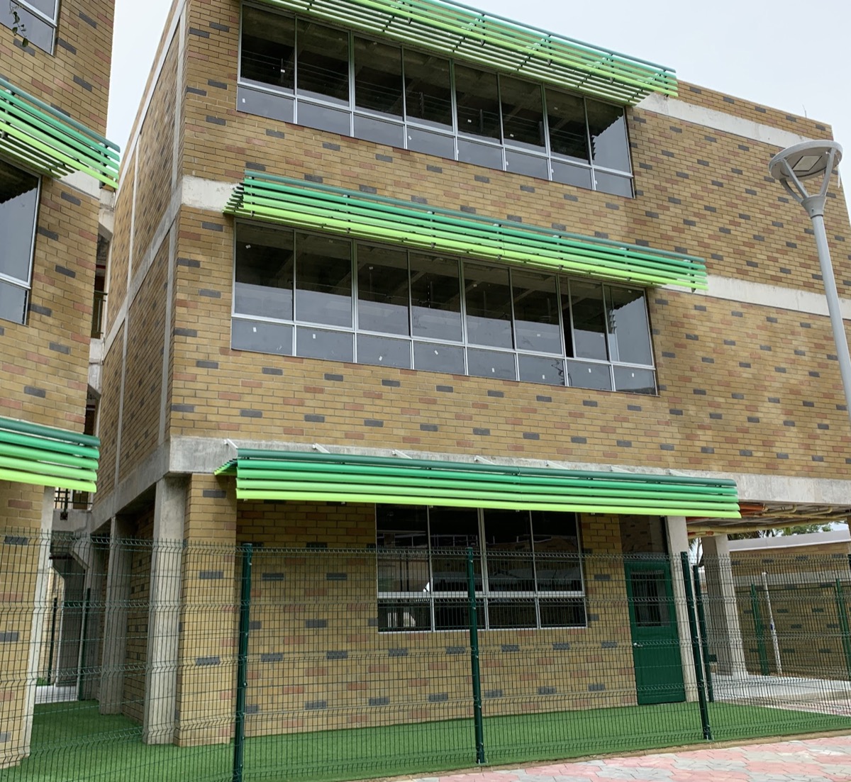 Fachada con bloques decorativos