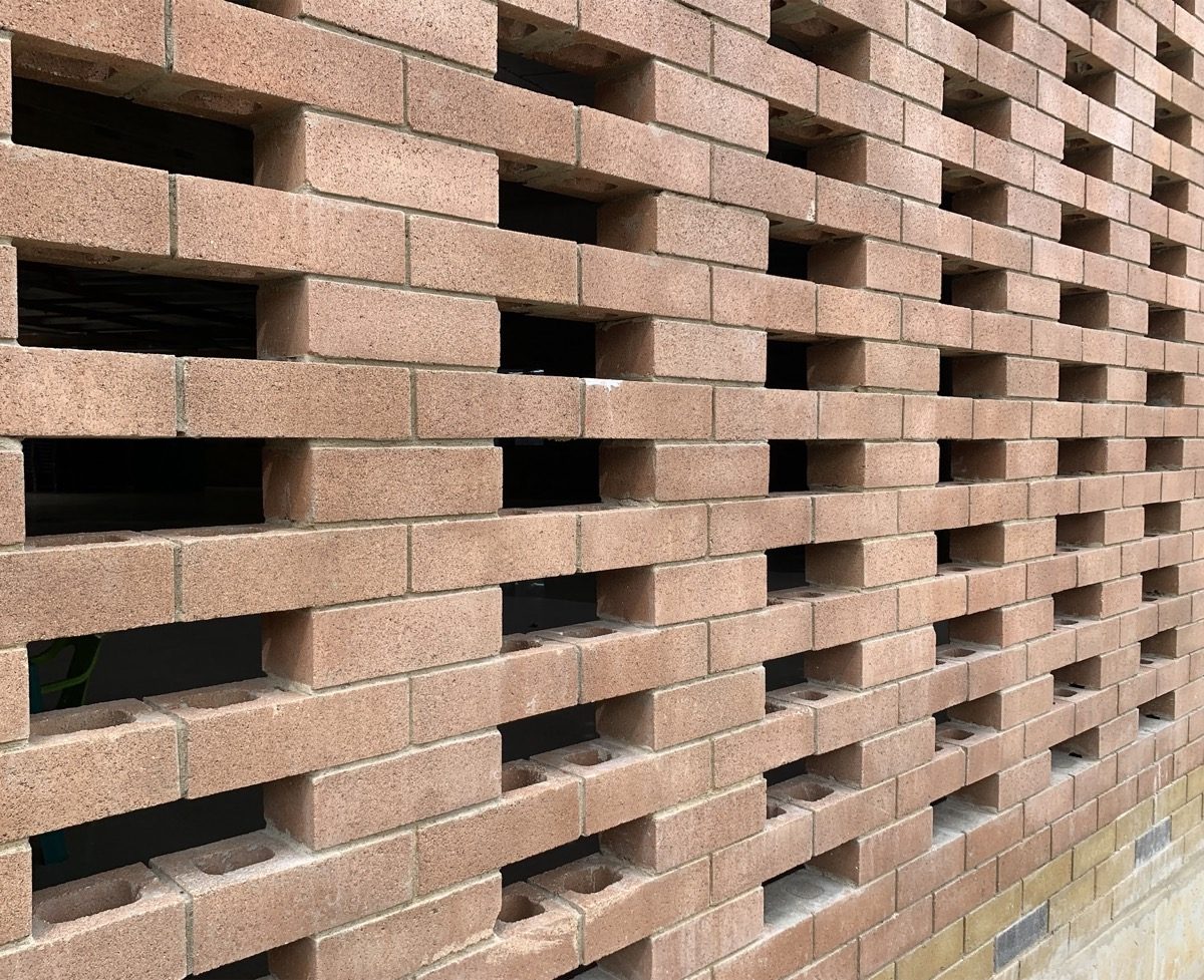 Bloque abuzardado con una cara texturizada Tectónico para fachadas vistas