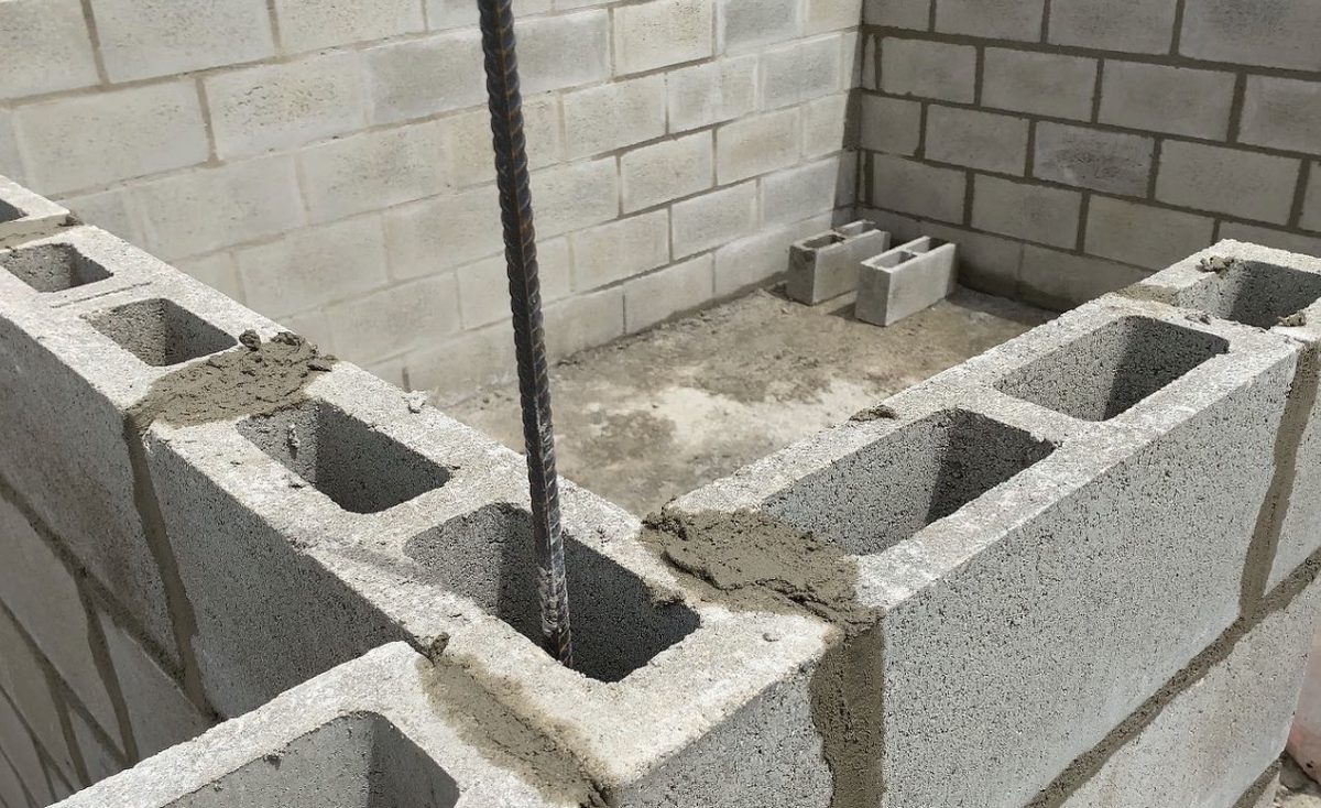 Celdas de bloque estructural con refuerzo vertical antes de inyectar el grout