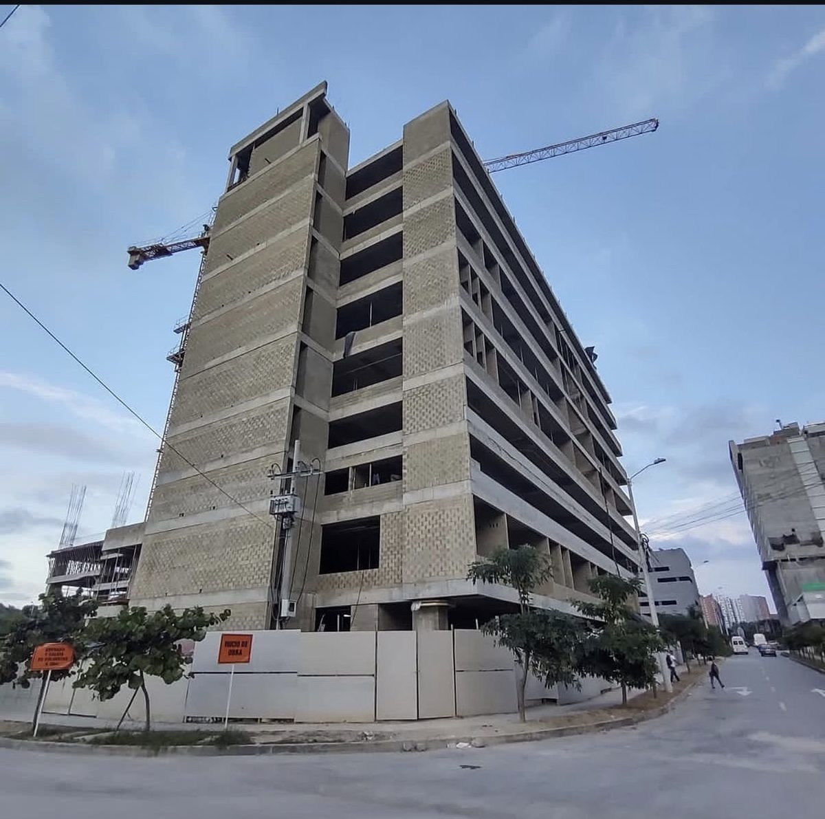 Edificio de ocho plantas en construcción con muros de mampostería en bloque de concreto