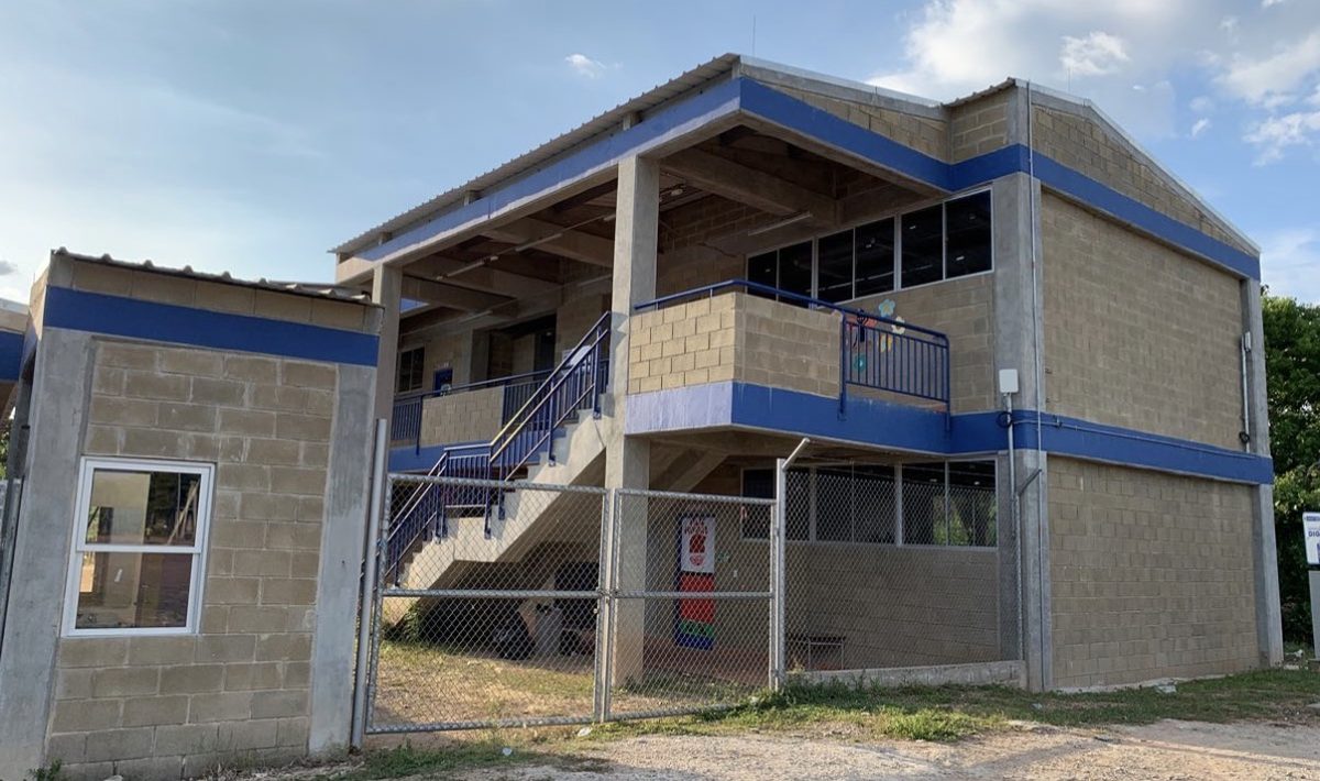 Edificación escolar de dos plantas con muros en bloque de concreto a la vista Tectónico