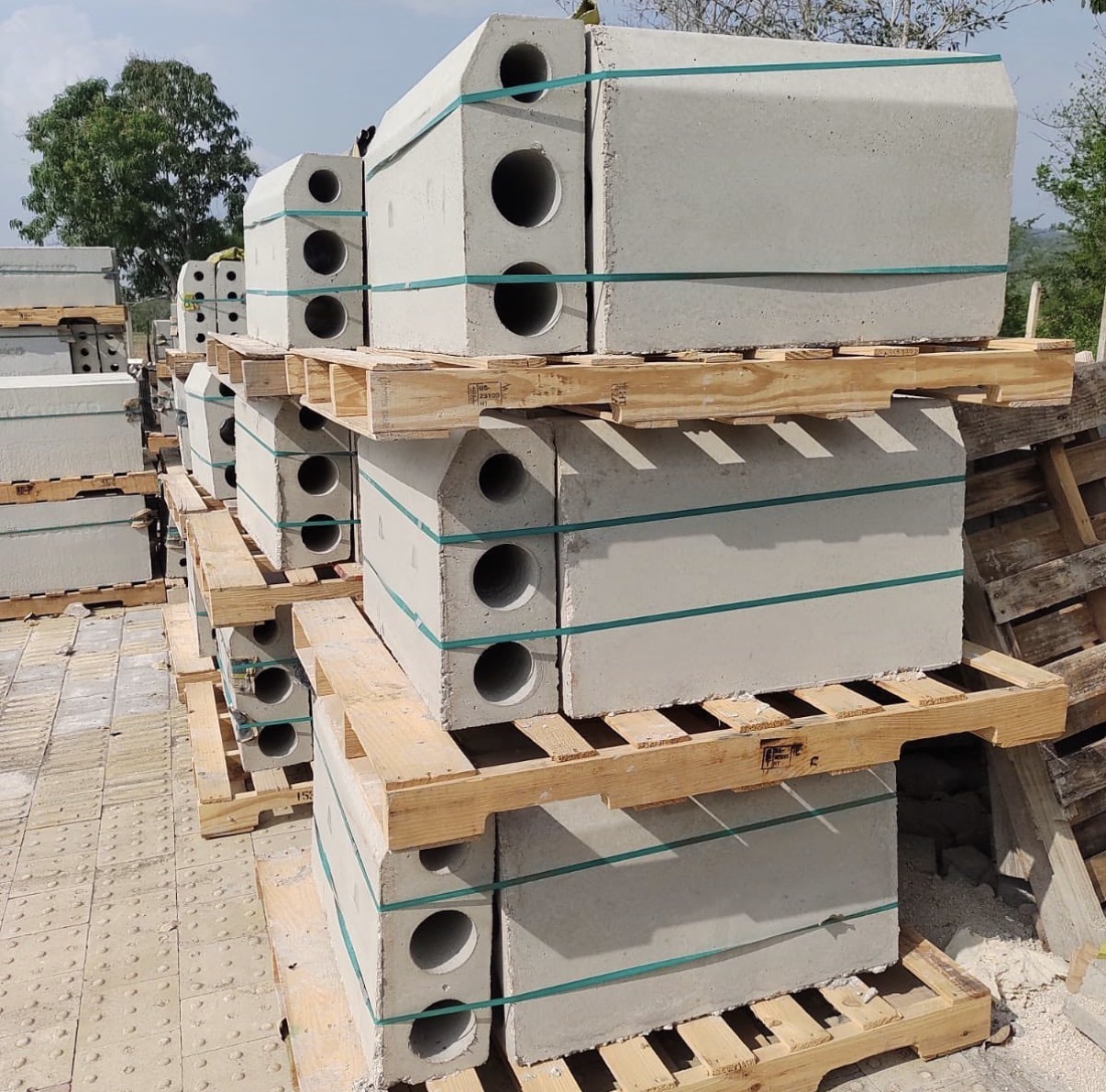 Bordillos estibados en pallets