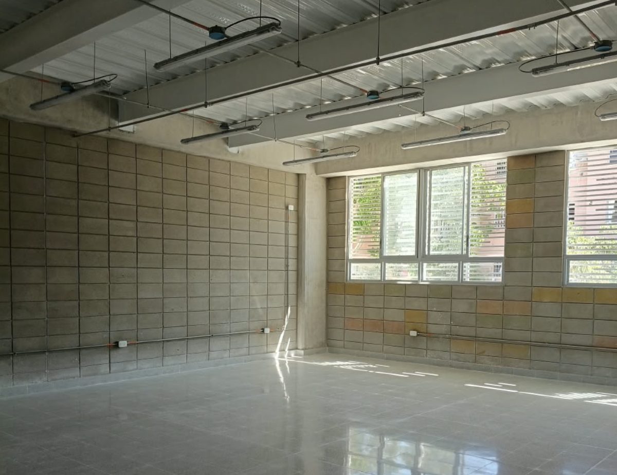Aula de colegio en Barranquilla con muros en bloque de 15 gris Tectónico a la vista