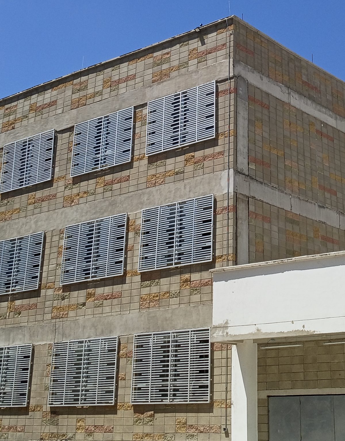 Fachada de colegio en Barranquilla con bloque gris y bloque abuzardado Tectónico en colores