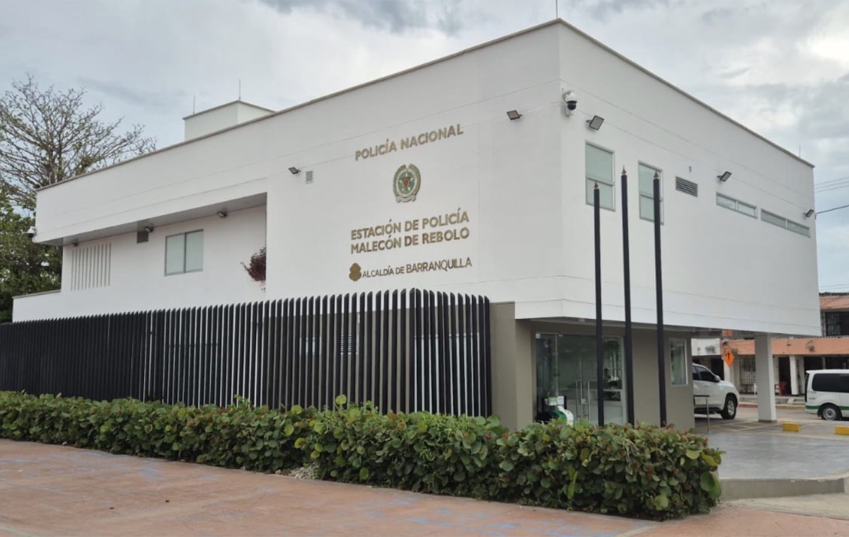 Estación de Policía Malecón de Rebolo en Barranquilla, construida con bloque de 15 Tectónico