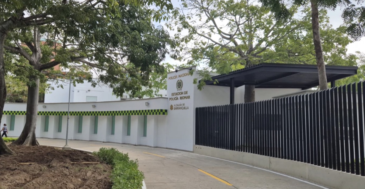 Acceso de la Estación de Policía Riomar en Barranquilla, construida con bloque de 15 Tectónico