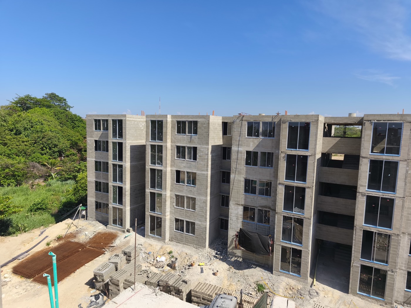 Torres de 5 pisos en obra gris con bloque estructural a la vista en Puerto Verde Barranquilla