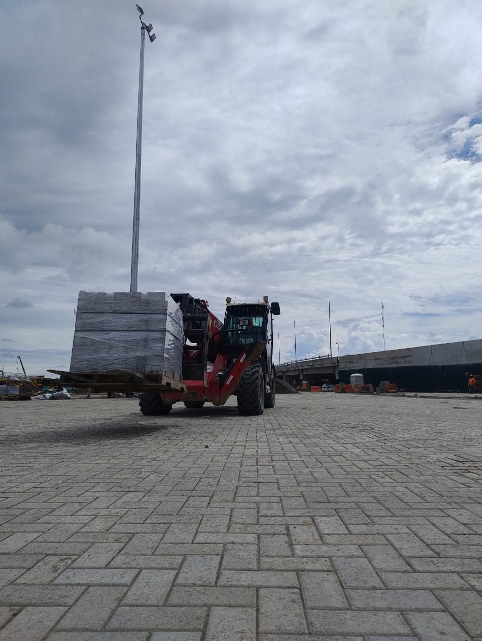 Puerto Urabá - Maquinaria sobre pavimento Tectónico