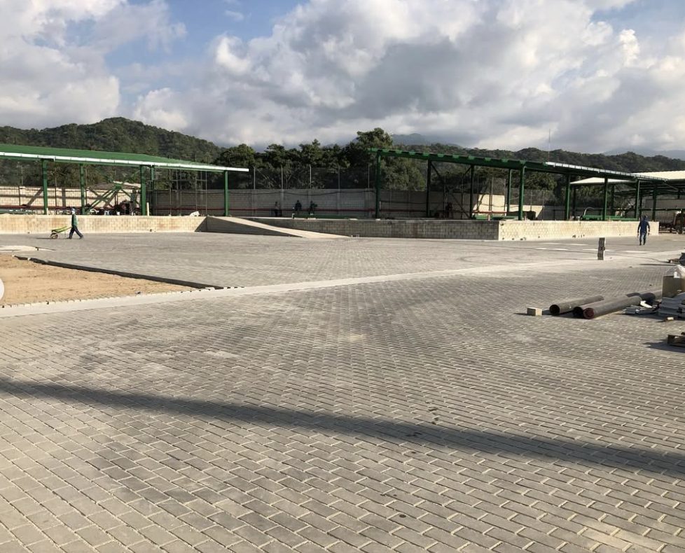 Adoquín portuario rectangular 200x100x100 mm Tectónico instalado en Patio Serteba