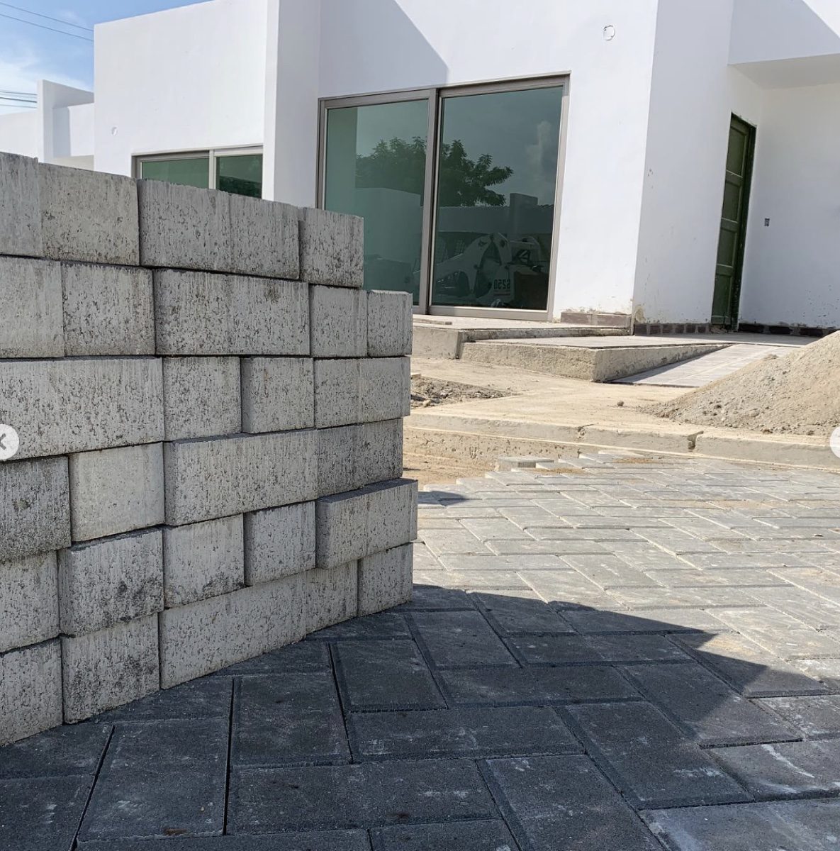 Adoquines vehiculares Tectónico instalados en acceso residencial con patrón en espina de pescado
